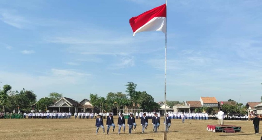 SYUKURI KEMERDEKAAN BANGSA INDONESIA, MA-UW JOMBANG GELAR UPACARA DI LAPANGAN BULUREJO DIWEK JOMBANG